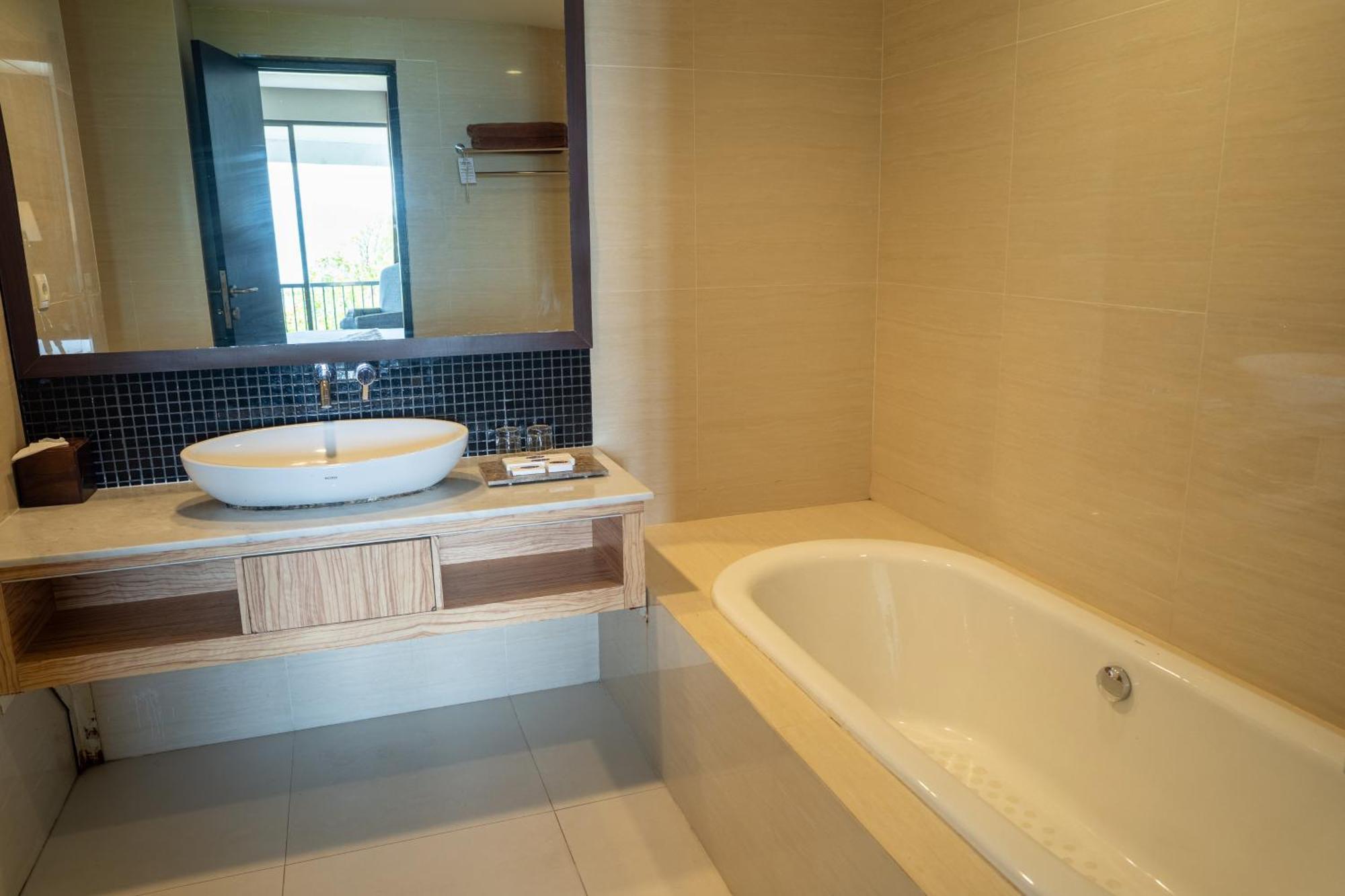 Estrella Hotel & Conference Лувук Экстерьер фото