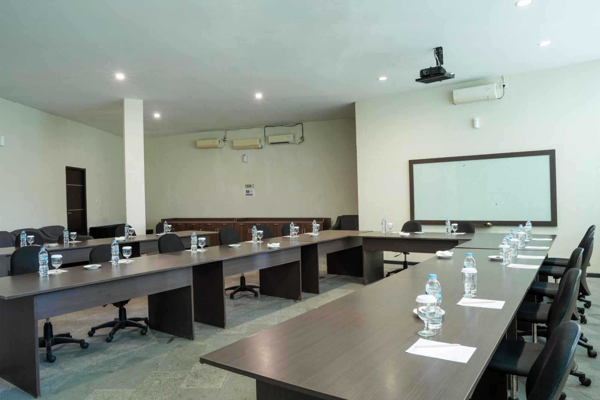 Estrella Hotel & Conference Лувук Экстерьер фото